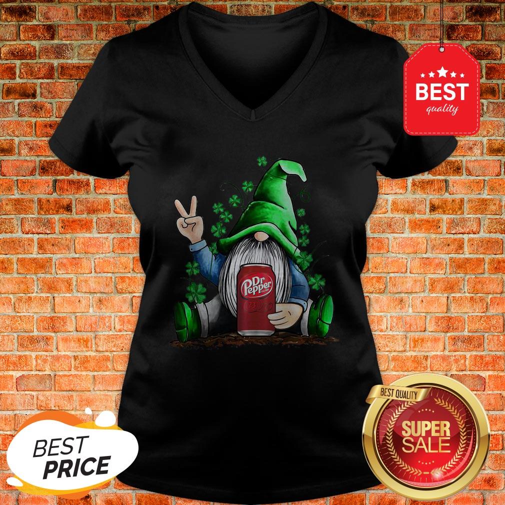 Nice St Patrick’s Day Gnome Hug Dr Pepper V-neck Nice St Patrick’s Day Gnome Hug Dr Pepper V-neck