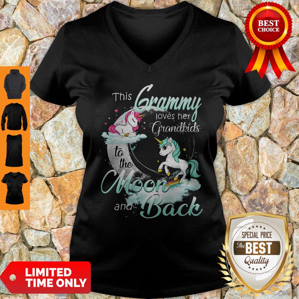 Official The Grammy Loves Her Grandkids To The Moon And Back V-neck Official The Grammy Loves Her Grandkids To The Moon And Back V-neck