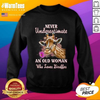 Giraffes Never Underestimate Old Woman Who Loves Giraffes SweatShirt - Design By Warmtees.com