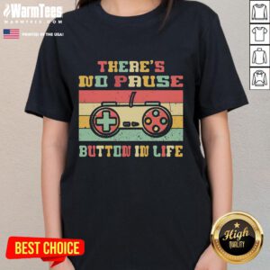 Alt Text: Funny gamer ladies tee with 'There's No Pause Button in Life' slogan, perfect for gaming enthusiasts and humor lovers.