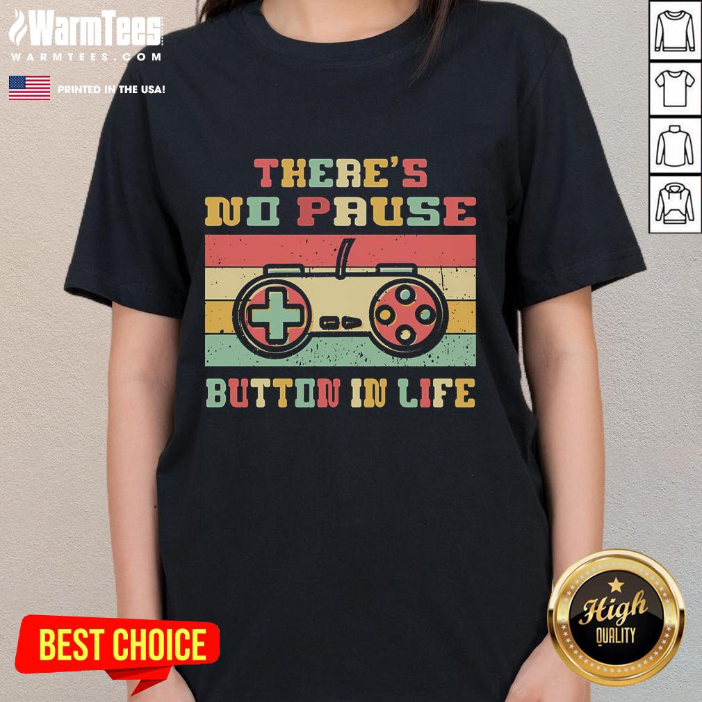 Alt Text: Funny gamer ladies tee with 'There's No Pause Button in Life' slogan, perfect for gaming enthusiasts and humor lovers.