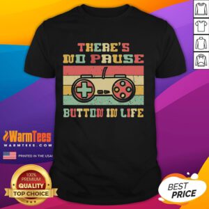 Alt Text: Funny There's No Pause Button In Life gamer T-shirt, perfect for gamers who appreciate humor and gaming culture.