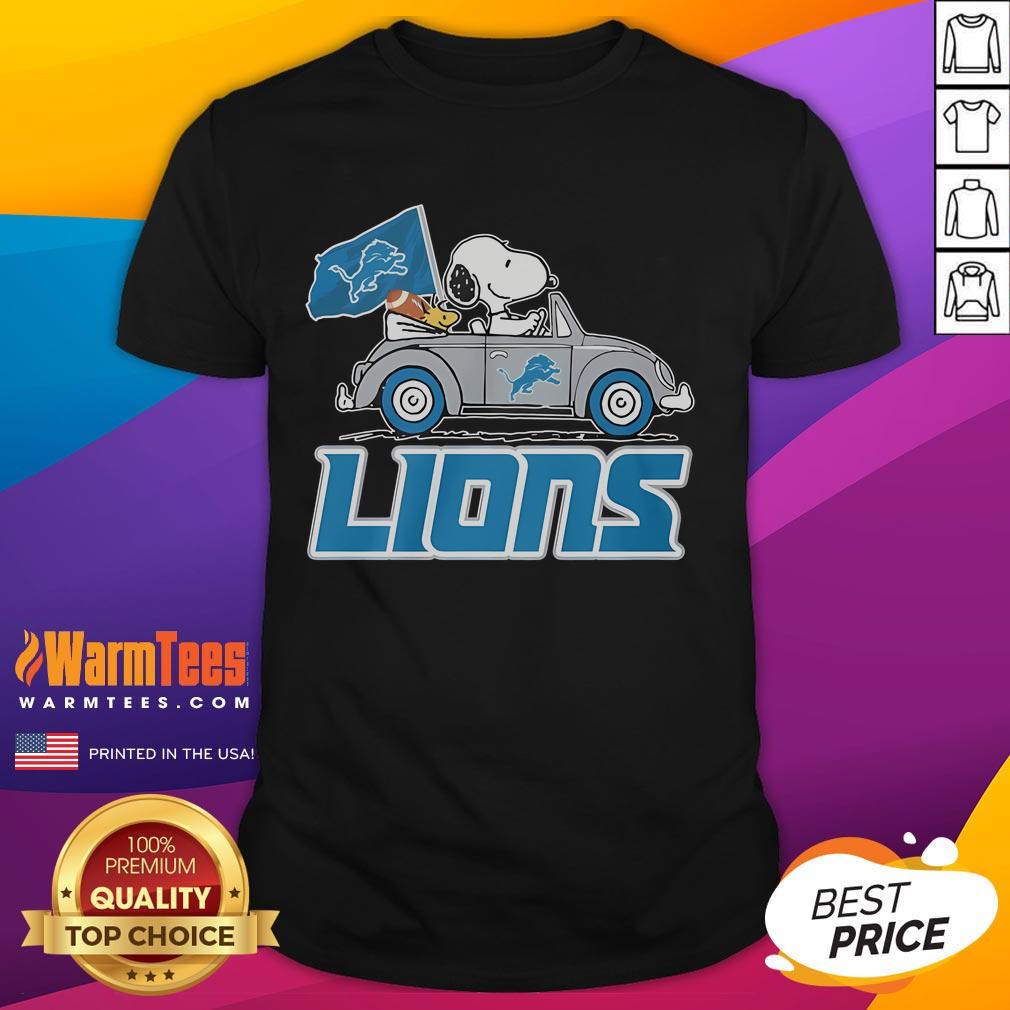 Alt Text: Awesome lions in a car wearing Snoopy special T-shirts, showcasing a fun and vibrant adventure.