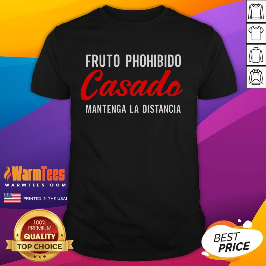 Funny Fruto Prohibido Casado Camisa Spanish T-Shirt featuring a humorous design, perfect for casual wear or gifts.