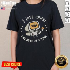 Funny 'I Love Chips' T-shirt for computer ladies, showcasing humor in tech and snacks, perfect for casual wear.