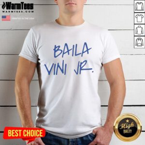 Alt Text: Eduardo Camavinga smiles while wearing a stylish Baila Vini Jr T-shirt, showcasing his support for fellow player Vinicius Jr.