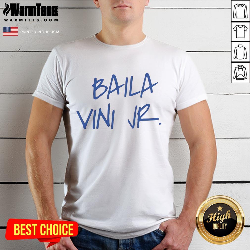 Alt Text: Eduardo Camavinga smiles while wearing a stylish Baila Vini Jr T-shirt, showcasing his support for fellow player Vinicius Jr.