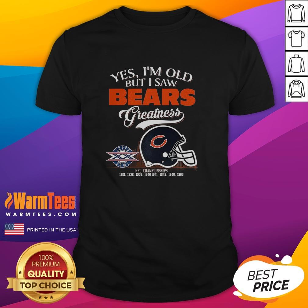 Original 'Yes Im Old But I Saw Chicago Bears Greatness' Super Bowl helmet skyline t-shirt showcasing Bears pride.