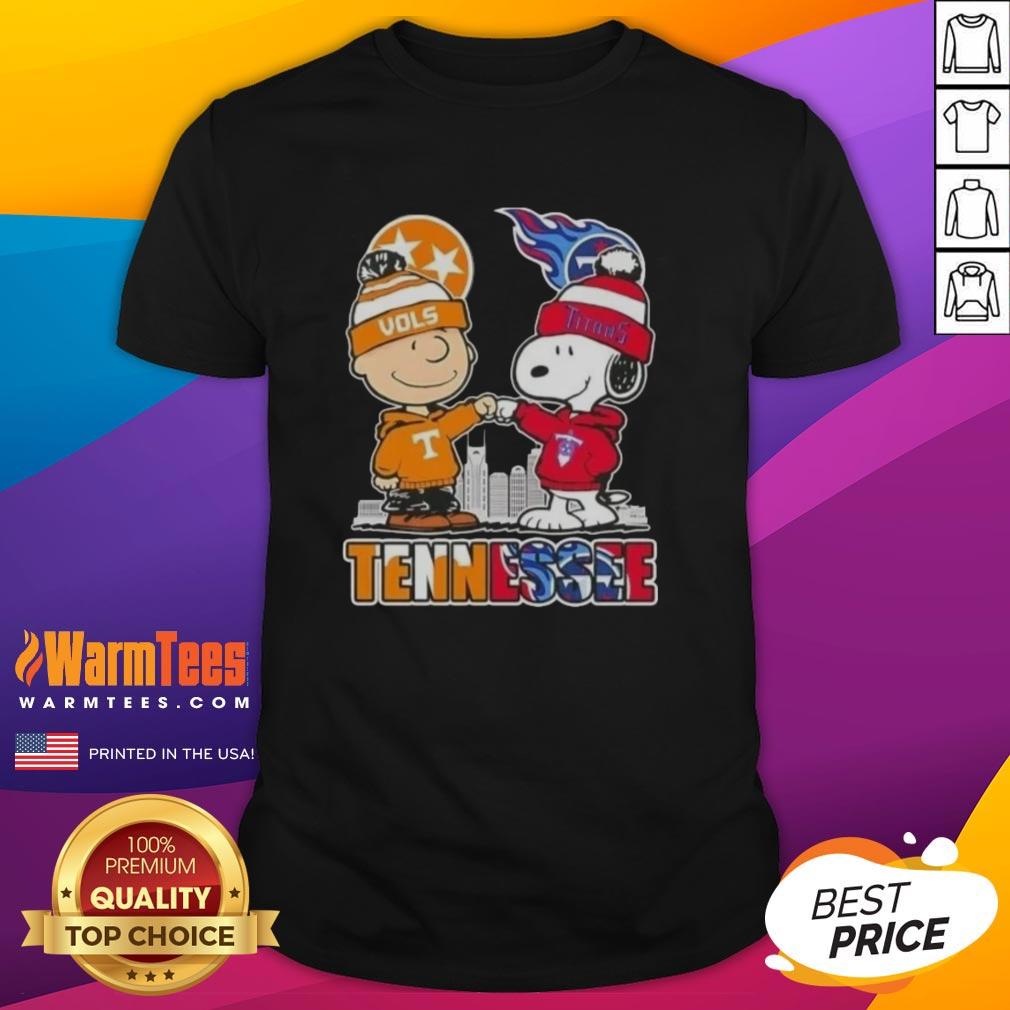 Alt Text: Premium Charlie Brown and Snoopy Tennessee Vols x Titans Skyline T-Shirt featuring iconic characters and city skyline design.