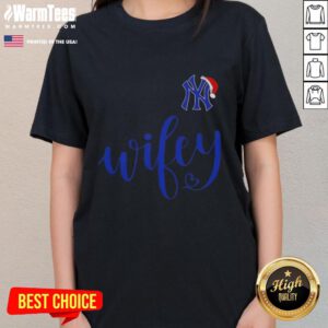Happy Wifey New York Yankees Santa Hat Merry Christmas Ladies Tee, perfect for festive baseball fans celebrating the holidays.