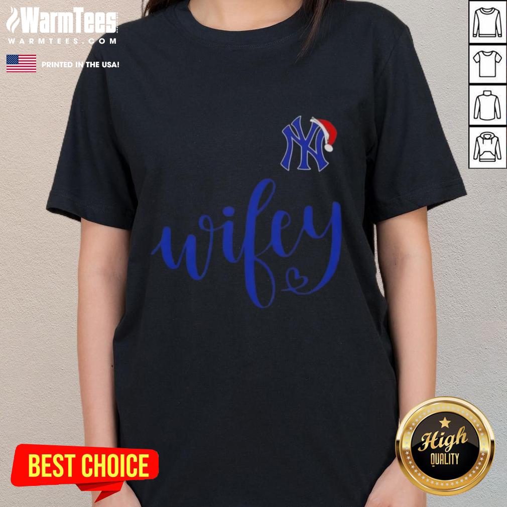 Happy Wifey New York Yankees Santa Hat Merry Christmas Ladies Tee, perfect for festive baseball fans celebrating the holidays.
