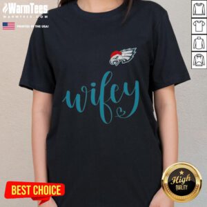 Happy Wifey Philadelphia Eagles Santa Hat Merry Christmas Ladies Tee, perfect for holiday cheer and football fans.