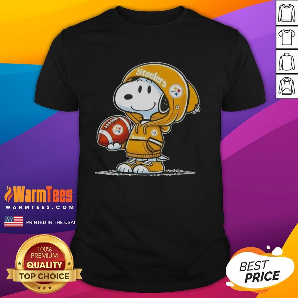 Pretty Peanuts Snoopy in a hoodie smiles at fans on a Pittsburgh Steelers T-shirt, showcasing team spirit and charm.