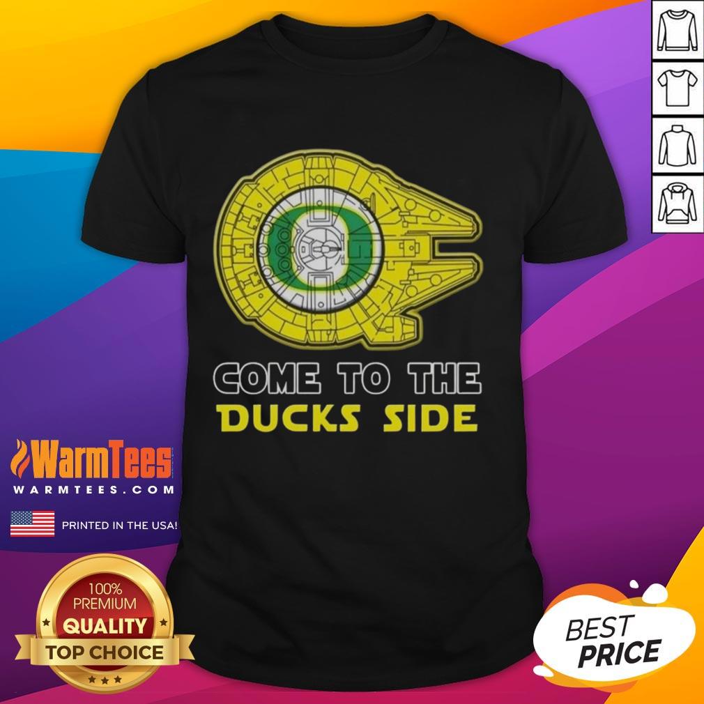 Top Star Wars Come To The Oregon Ducks Side T-Shirt featuring a vibrant design blending Star Wars and Oregon Ducks themes.