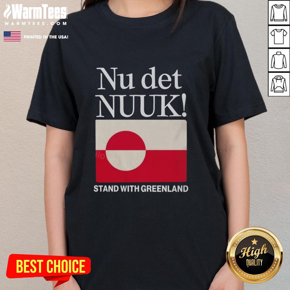 Pretty Nu Det Nuuk Stand ladies tee featuring the Greenland flag design, perfect for fans of Greenlandic culture.