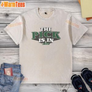 Alt Text: Awesome New York Jets pick is in washed t-shirt featuring vibrant team colors and logo, perfect for fans.