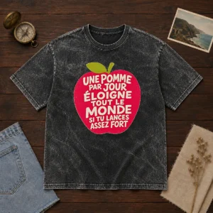 Official Une Pomme Par Jour Eloigne Tout Le Monde Si Tu Lances Assez Fort Humor Washed T-Shirt